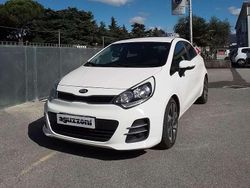 Bianco Usata 2015 Kia Rio Tre volumi | 8900 € (Molto cara)