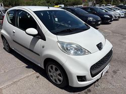 Bianco Usata 2013 Peugeot 107 Access Due volumi | 4990 € (Buon prezzo)