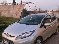 Grigio Usata 2010 Ford Fiesta Due volumi | 5400 € (Molto cara)