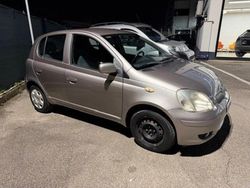 Grigio Usata 2003 Toyota Yaris Sol Tre volumi | 1950 € (Ottimo prezzo)