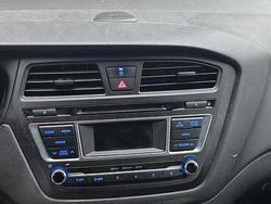 Grigio Usata 2016 Hyundai i20 Tre volumi | 8800 € (Buon prezzo)