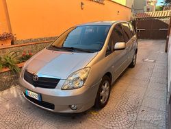 Grigio Usata 2002 Toyota Corolla Verso Monovolume | 2000 €