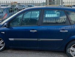 Käytetty 2005 Renault Scénic II Tila-auto | 800 € (Supertarjous)