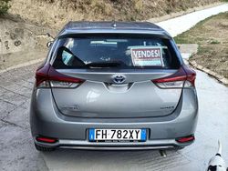 Argento Usata 2017 Toyota Auris Hybrid Active Tre volumi | 13.000 € (Cara)