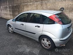 Grigio Usata 2003 Ford Focus Tre volumi | 800 € (Ottimo prezzo)