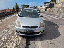 Usata 2004 Ford Fiesta Tre volumi | 2299 € (Buon prezzo)