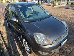 Grigio Usata 2007 Ford Fiesta Tre volumi | 1900 € (Buon prezzo)