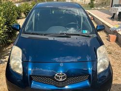Blu Usata 2010 Toyota Yaris Tre volumi | 2850 € (Ottimo prezzo)