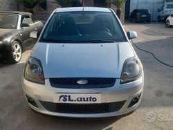Grigio Usata 2007 Ford Fiesta Ghia Due volumi | 2800 € (Buon prezzo)