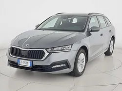 Grigio scuro Usata 2023 Skoda Octavia Executive Station wagon | 24.300 € (Buon prezzo)