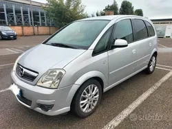 Argento Usata 2010 Opel Meriva Enjoy Monovolume | 1500 €