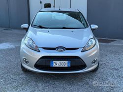 Grigio Usata 2012 Ford Fiesta Due volumi | 3600 € (Buon prezzo)