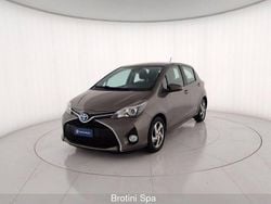 Giallo metallizzato Usata 2017 Toyota Yaris Hybrid Active Tre volumi | 9900 € (Ottimo prezzo)