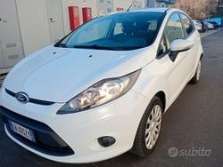 Bianco Usata 2010 Ford Fiesta Tre volumi | 3000 € (Buon prezzo)