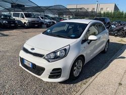 Bianco Usata 2015 Kia Rio Tre volumi | 5900 € (Buon prezzo)
