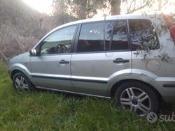 Usata 2005 Ford Fusion Tre volumi | 2000 € (Buon prezzo)