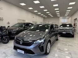 Grigio Nuova 2025 Renault Clio V Evolution Tre volumi | 18.990 € (Buon prezzo)