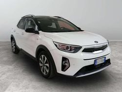 Bianco tetto nero Usata 2021 Kia Stonic Style SUV | 13.500 € (Buon prezzo)