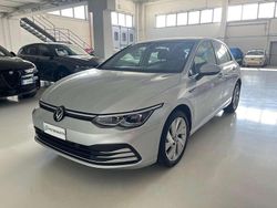 Grigio chiaro metallizzato Usata 2024 VW Golf VIII Style Tre volumi | 25.990 € (Buon prezzo)