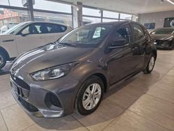 Lead grey Nuova 2025 Mazda 2 Center-Line Tre volumi | 20.200 € (Buon prezzo)