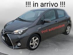 Grigio Usata 2015 Toyota Yaris Hybrid Cool Tre volumi | 10.000 € (Buon prezzo)