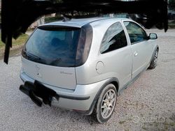Usata 2005 Opel Corsa Tre volumi | 700 €