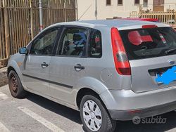 Grigio Usata 2004 Ford Fiesta Due volumi | 1100 € (Molto cara)