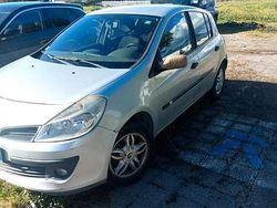 Grigio Usata 2006 Renault Clio II Dynamique Tre volumi | 1799 € (Buon prezzo)