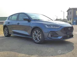 Blu/azzurro Usata 2023 Ford Focus ST-Line Tre volumi | 18.500 € (Ottimo prezzo)