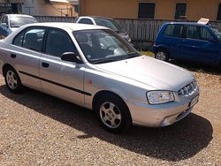 Grigio Usata 2000 Hyundai Accent Tre volumi | 2400 €
