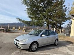 Argento Usata 2002 Ford Focus Ghia Tre volumi | 2500 € (Cara)