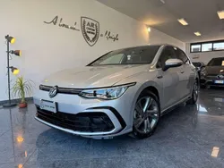 Grigio met Usata 2022 VW Golf VIII R-line Tre volumi | 20.900 € (Buon prezzo)