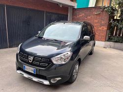 Grigio scuro metallizzato Usata 2019 Dacia Lodgy Stepway Monovolume | 14.900 € (Cara)