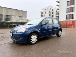 Blu Usata 2007 Ford Fiesta Ghia Tre volumi | 2490 € (Buon prezzo)