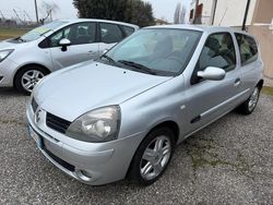 Argento Usata 2005 Renault Clio II Tre volumi | 1750 € (Ottimo prezzo)