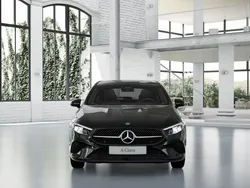 Blu spettrale Nuova 2025 Mercedes A180 Tre volumi | 36.900 € (Buon prezzo)