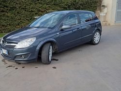 Blu Usata 2009 Opel Astra Tre volumi | 1500 € (Buon prezzo)