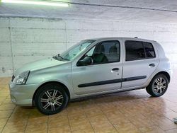 Grigio Usata 2010 Renault Clio II Tre volumi | 3950 € (Buon prezzo)