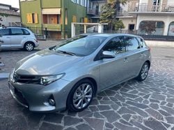 Grigio Usata 2015 Toyota Auris Hybrid Lounge Tre volumi | 9500 € (Buon prezzo)