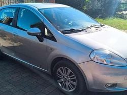 Grigio Usata 2009 Fiat Grande Punto Emotion Due volumi | 4000 € (Buon prezzo)