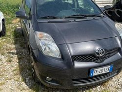 Grigio Usata 2010 Toyota Yaris Due volumi | 3300 € (Buon prezzo)