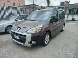 Usata 2012 Peugeot Partner Outdoor Monovolume | 2700 € (Ottimo prezzo)