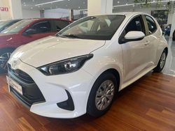 Bianco Nuova 2025 Toyota Yaris Hybrid Active Tre volumi | 19.800 € (Buon prezzo)
