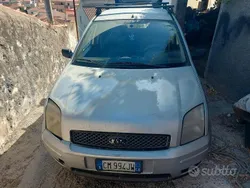 Usata 2004 Ford Fusion Tre volumi | 1000 € (Cara)