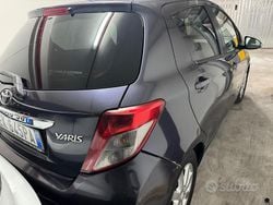 Blu Usata 2012 Toyota Yaris Tre volumi | 5800 € (Buon prezzo)