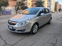 Argento Usata 2009 Opel Corsa Cosmo Tre volumi | 1990 € (Buon prezzo)