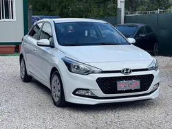 Bianco Usata 2015 Hyundai i20 Comfort Tre volumi | 6800 € (Buon prezzo)