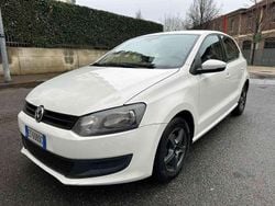 Grigio Usata 2013 VW Polo Comfortline Tre volumi | 3700 € (Buon prezzo)