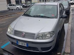 Grigio Usata 2010 Fiat Punto Active Tre volumi | 2480 € (Buon prezzo)