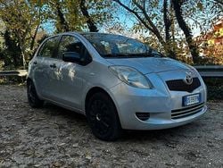 Grigio Usata 2008 Toyota Yaris Sol Tre volumi | 2700 € (Buon prezzo)